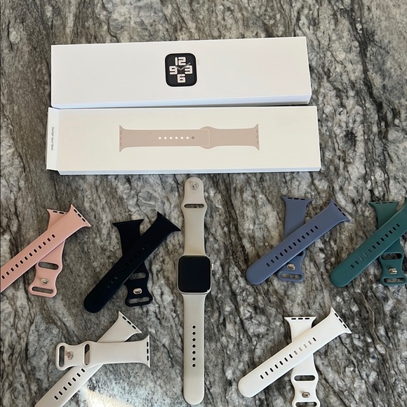 Apple Watch SE Starlight Aluminum 44mmCharging cable and extra bands included